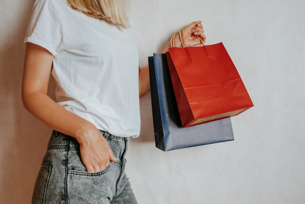 shoplifter hiding items